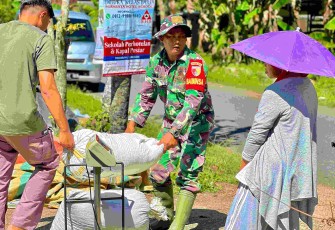 Bantu panen padi warga binaan