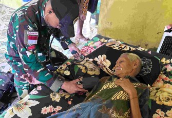 Pelayanan kesehatan satgas Yonarmed 12 Kostrad 