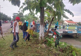 Bersihkan lingkungan wilayah desa binaan