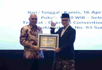 Menhaj Moch Irfan Yusuf saat menerima penghargaan di Surabaya, Kamis (16/4)