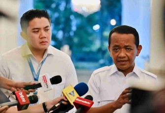 Menteri Bahlil Lahadalia saat memberikan keterangan pers di Jakarta