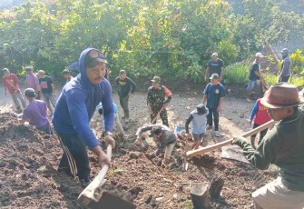 Gotong royong di wilayah desa binaan