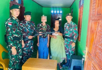 Sukarela menyerahkan senjata di perbatasan