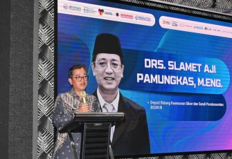 Drs. Slamet Aji Pamungkas, M.Eng., Deputi Bidang Keamanan Siber dan Sandi Perekonomian BSSN RI sebagai narasumber pada kegiatan "AI Driven Secure & Efficient" di Holiday Inn Jababeka, Cikarang, 9 April 2026.
