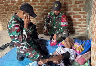 Pengecekan kesehatan warga di perbatasan