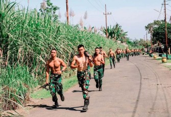 Lari bersenjata prajurit Brigif 18 Kostrad