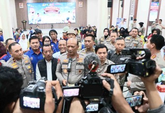 Kapolda Jatim Irjen Pol Nanang Avianto saat konferensi pers, Selasa (21/4)