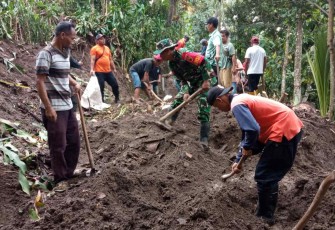 Gotong royong evakuasi material longsor
