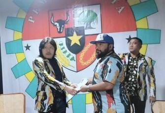 Penyerahan Ketua DPD II PKN Kabupaten Karo, Boy Evin Sitepu, Jumat (24/4)