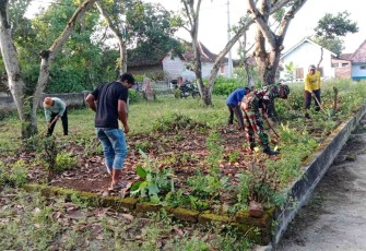 Kerja bakti bersihkan lingkungan