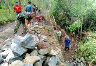 Sasaran fisik Kodim 0820/Probolinggo bangun TPT di akses Dusun Klagin
