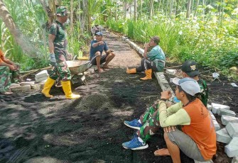 Keakraban bersama warga dalam pengerjaan pavingisasi