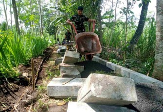 Pengerjaan akses pavingisasi jalan desa Brabe