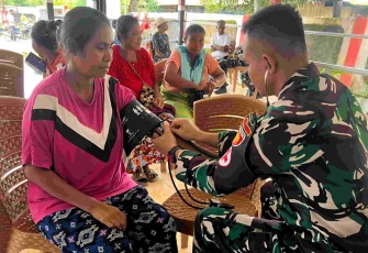 Pelayanan kesehatan satgas Yonarmed 12 Kostrad