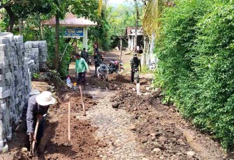 Kasdim 0820/Probolinggo Mayor Caj Aminuddin Abadi meninjau pengerjaan pavingisasi jalan di Dusun Klagin Desa Brabe, Rabu (29/4)