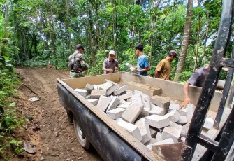 Pengerjaan pavingisasi jalan Desa Sukerejo