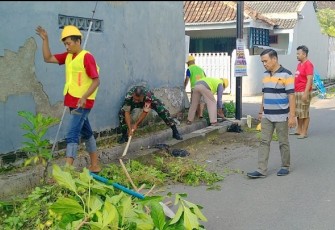Pembersihan lingkungan bersama warga