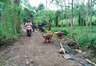 Warga Dusun Klagin melintasi jalan