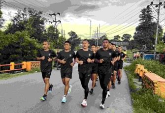 Lari bersama prajurit Yonarmed 12 Kostrad