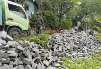 Material paving blok pengerjaan jalan Dusun Klagin
