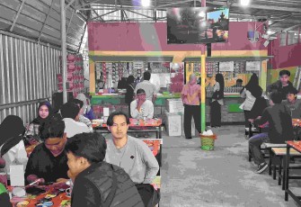Suasana pengunjung menikmati gerai Warmindo Sam Ndut Merjosari 2 usai peresmian, Rabu (6/5)