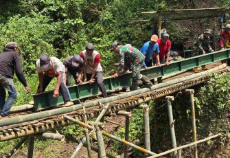Pemasangan Girder WF Jembatan Garuda di Desa Samar