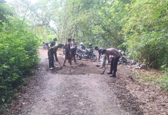 Persiapan pemasangan paving di desa Sukorejo