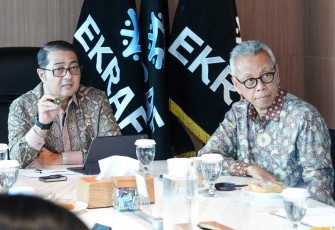 Menteri Ekonomi Kreatif, Teuku Riefky Harsya, menerima audiensi Duta Besar RI untuk Kerajaan Belgia terakreditasi Keharyapatihan Luksemburg dan Uni Eropa, Y.M. Andy Rachmianto, di Kantor Kementerian Ekraf, Jakarta, Jumat (8/5/2026).