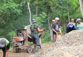 Pengerjaan rabat jalan di Desa Sukorejo