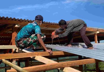 Pemasangan atap warga perbatasan