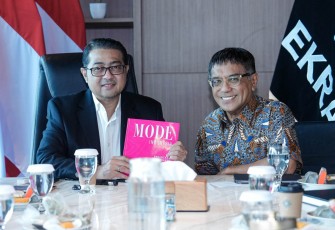 Menteri Ekonomi Kreatif, Teuku Riefky Harsya, menerima audiensi komunitas Mode Indonesia yang dipimpin perancang busana senior Samuel Wattimena di Kantor Kementerian Ekraf, Jakarta, Senin (11/5/2026).