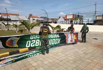 Pasang umbul-umbul di lokasi TMMD