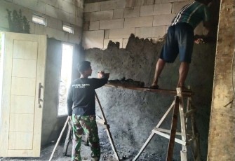 Plester dinding rumah Khosinah