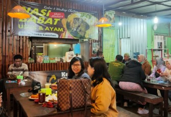 Suasana malam pengunjung Kedai Cha'Tam 
