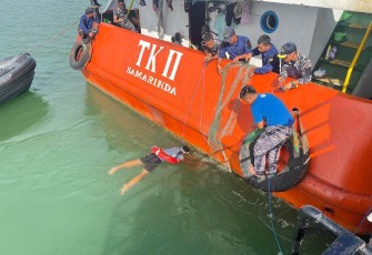 Prajurit menyelam periksa kondisi propeller