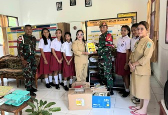 Semangat literasi memberikan buku bacaan