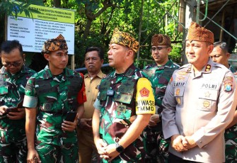 Tim Wasev Sterad TNI AD saat meninjau TMMD ke-128 di Desa Brabe