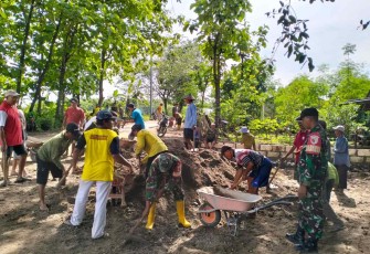 Gotong royong bersihkan lingkungan
