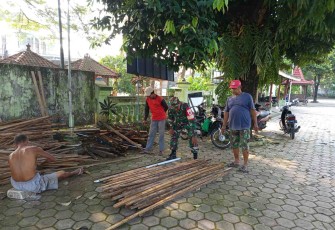 Bantu warga angkut material kayu