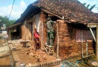 Perbaiki rumah warga desa binaan