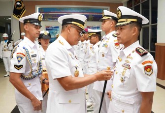 Dankodaeral XIV Laksamana Muda TNI Djatmoko menyambut Wapres Gibran, Selasa (21/4)