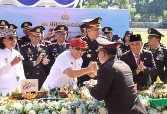 Kapolres Tabanan AKBP I Putu Bayu Pati menerima ucapan selamat Bupati Tabanan Dr I Komang Gede Sanjaya, Rabu (1/7)