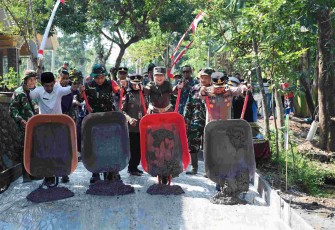 Pengecoran jalan secara simbolis TMMD Ke-129 Kodim 0821/Lumajang