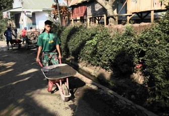 Prada Ahmad Dani membawa material