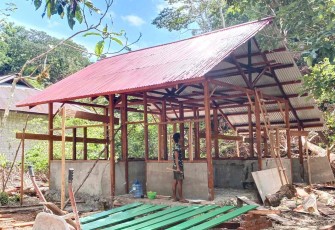 Pengerjaan Rumah Layak Huni, program TMMD ke-129 Kodim 1807/Sorong Selatan