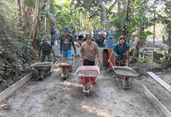 Pengecoran jalan di dusun Lembenah
