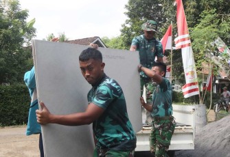 Distribusi material RTLH milik ibu Sumana