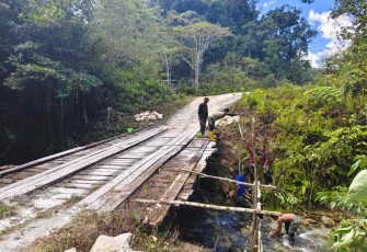 Pembangunan jembatan beton di kampung Sesor