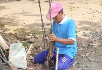 Bapak Timbul antusias membantu program TMMD ke-129 di dusun Lembenah