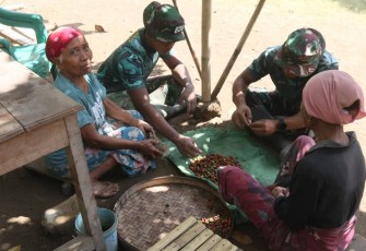 Bantu warga olah hasil panen kopi